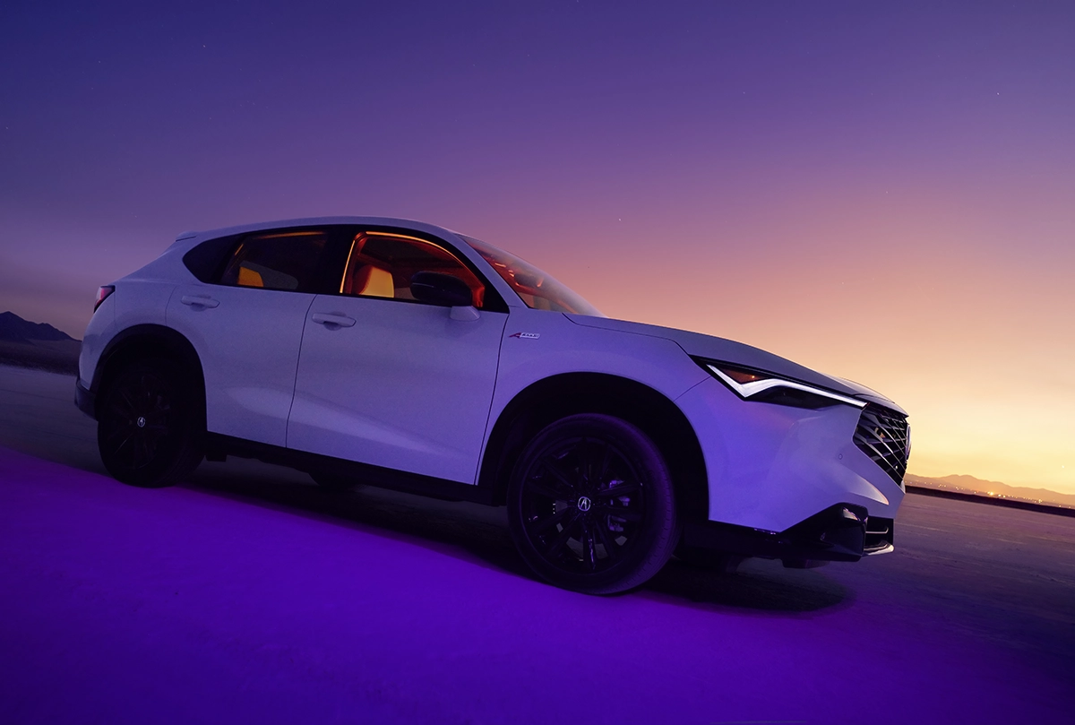 Acura ADX 2025, SUV blanc, voiture électrique de luxe, design futuriste, extérieur élégant, vue panoramique, phares modernes, véhicule stylé, coucher de soleil, SUV premium, technologie avancée.