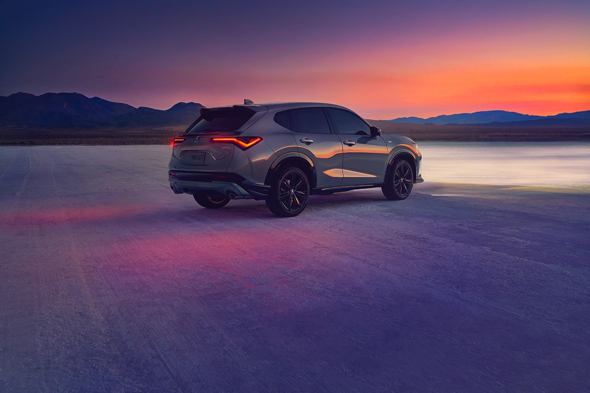 Acura ADX 2025, SUV gris, coucher de soleil panoramique, voiture électrique de luxe, crossover premium, design élégant, technologie avancée, silhouette stylée, vue pittoresque, véhicule futuriste.