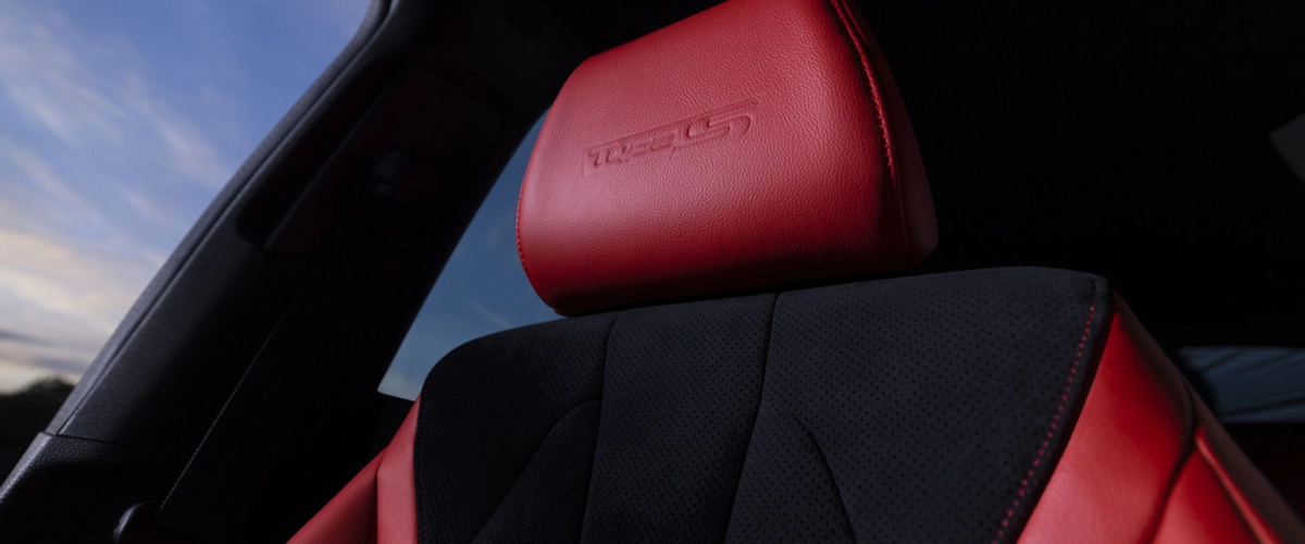 Appui-tête en cuir rouge, red leather headrest, Confort intérieur de luxe, luxury interior comfort, Détails de luxe voiture, luxury car details, Conception intérieure Acura, Acura interior design, Siège haut de gamme, premium seat,