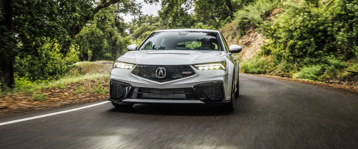 Acura Type S en mouvement, Acura Type S in motion, Conduite sur route, road driving, Voiture de luxe en action, luxury car in action, Performance en conduite, driving performance, Sécurité et style, safety and style,