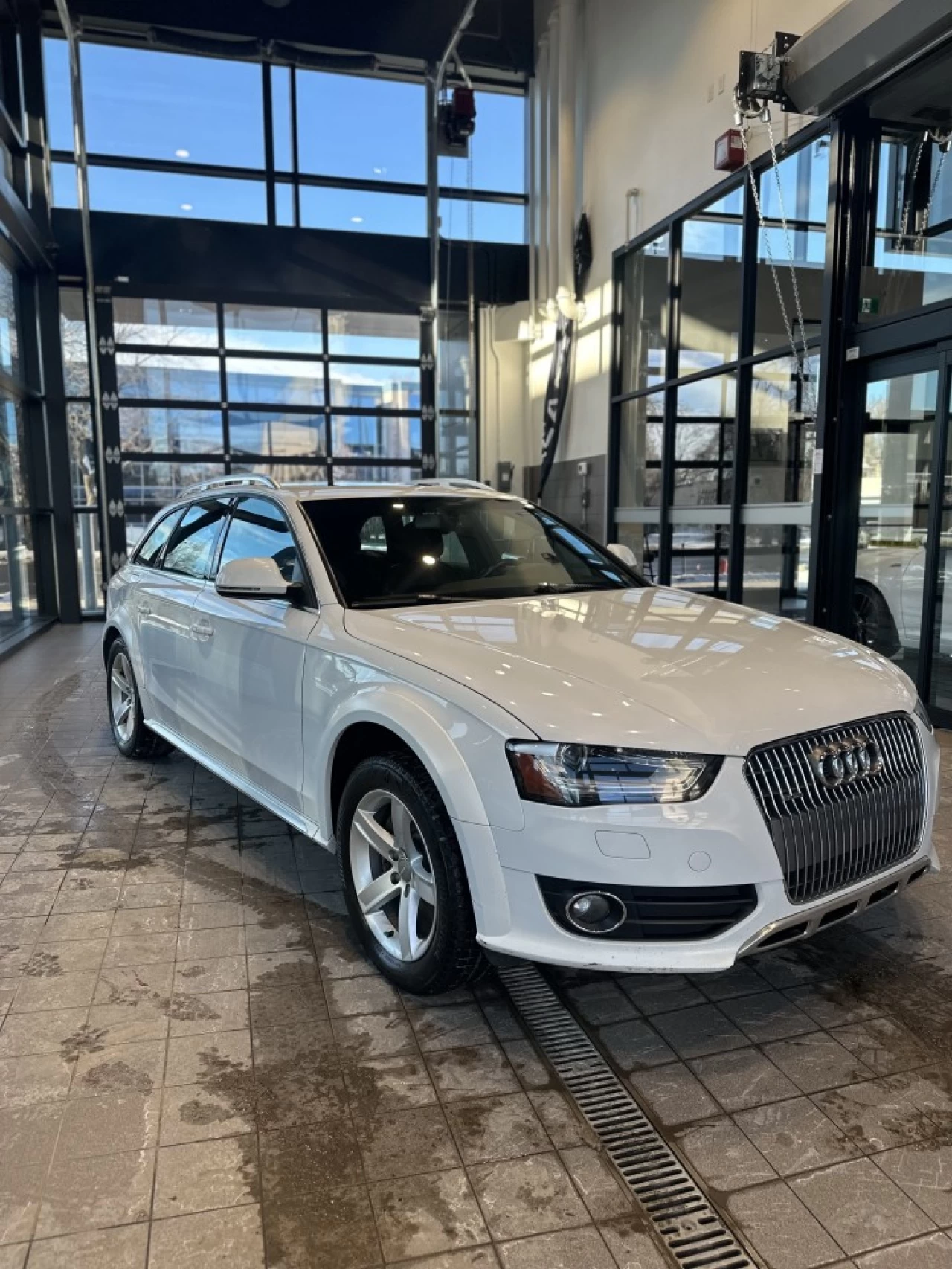 2013 Audi A4 allroad Premium https://www.acuramontrealcentre.com/resize/b990ff35b810a3abc0cc817b2ca24889-1