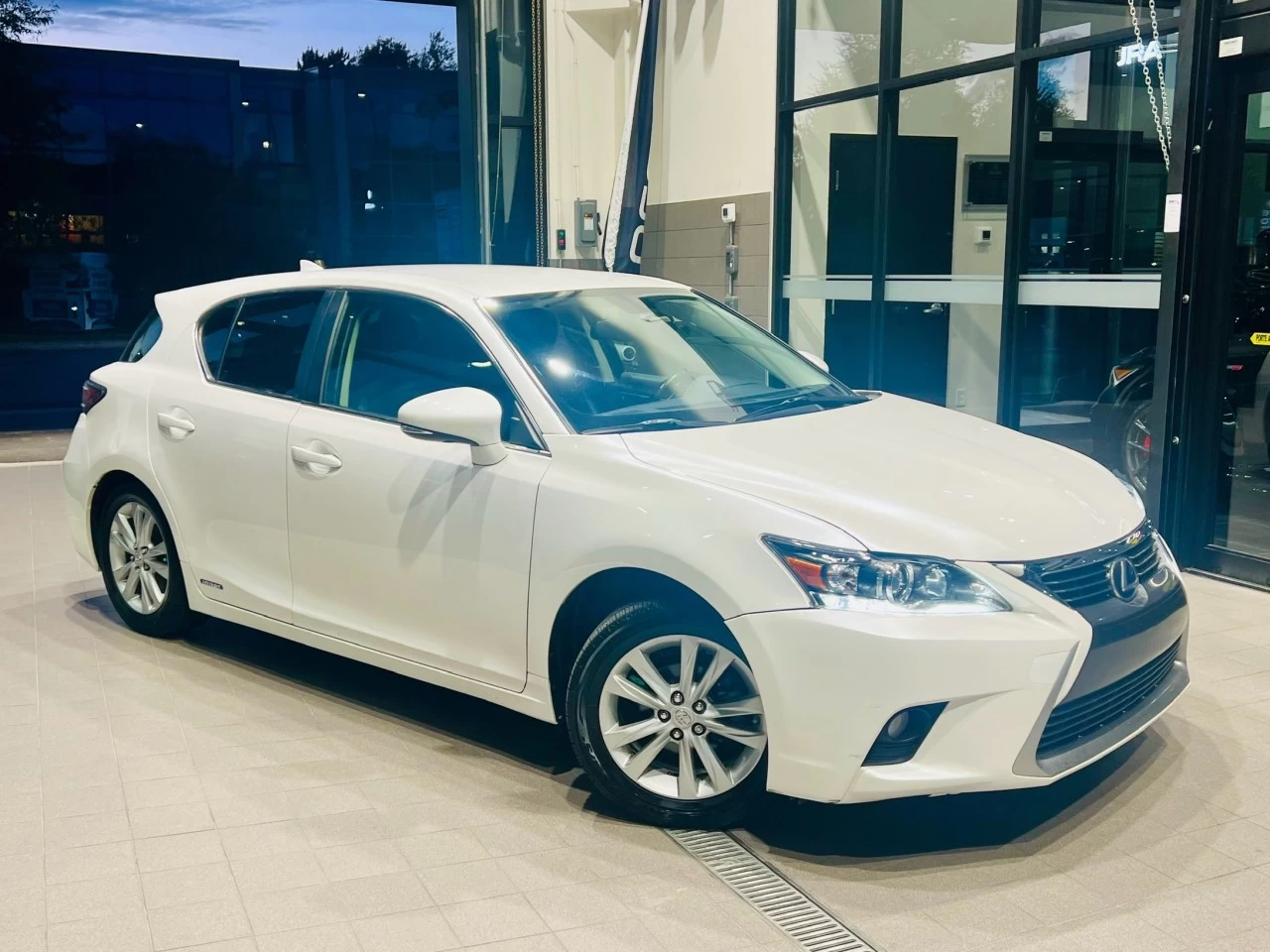 2017 Lexus CT200h FWD 4dr Hybrid https://www.acuramontrealcentre.com/resize/b990ff35b810a3abc0cc817b2ca24889-1