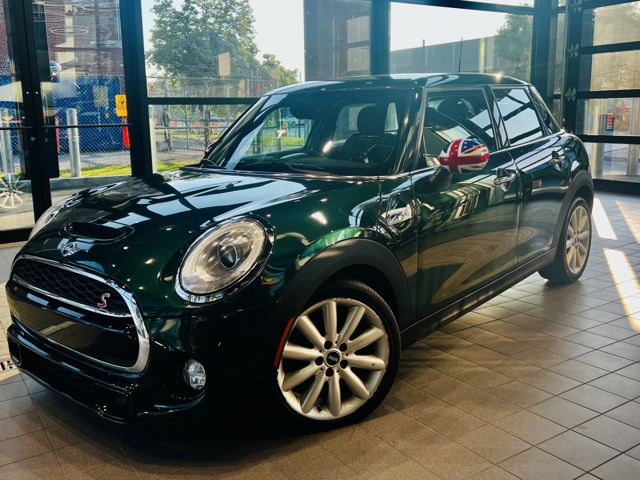 2017 Mini Cooper S - British Racing Green https://www.acuramontrealcentre.com/resize/b990ff35b810a3abc0cc817b2ca24889-1