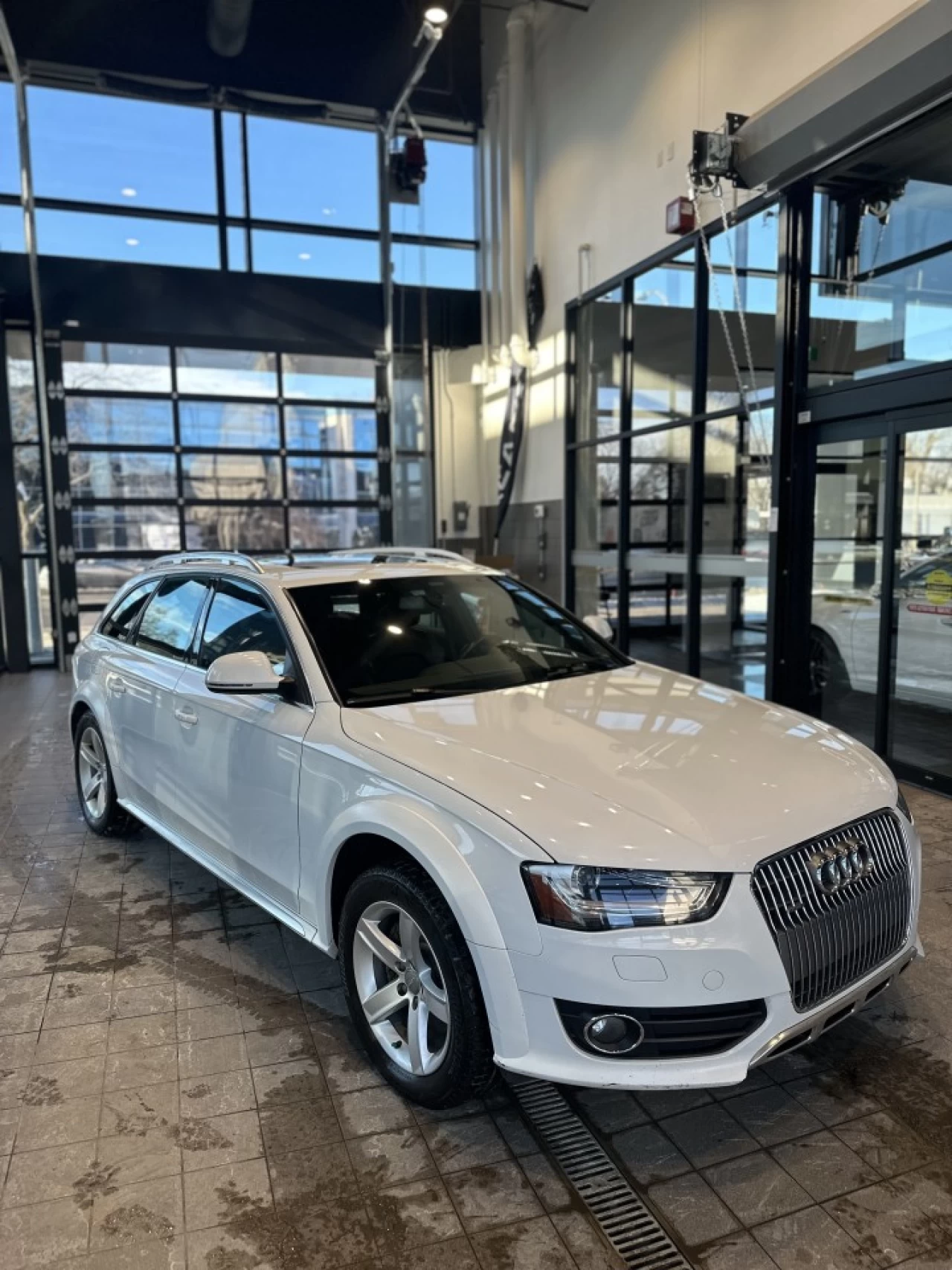 2013 Audi A4 allroad Premium https://www.acuramontrealcentre.com/resize/b990ff35b810a3abc0cc817b2ca24889-1