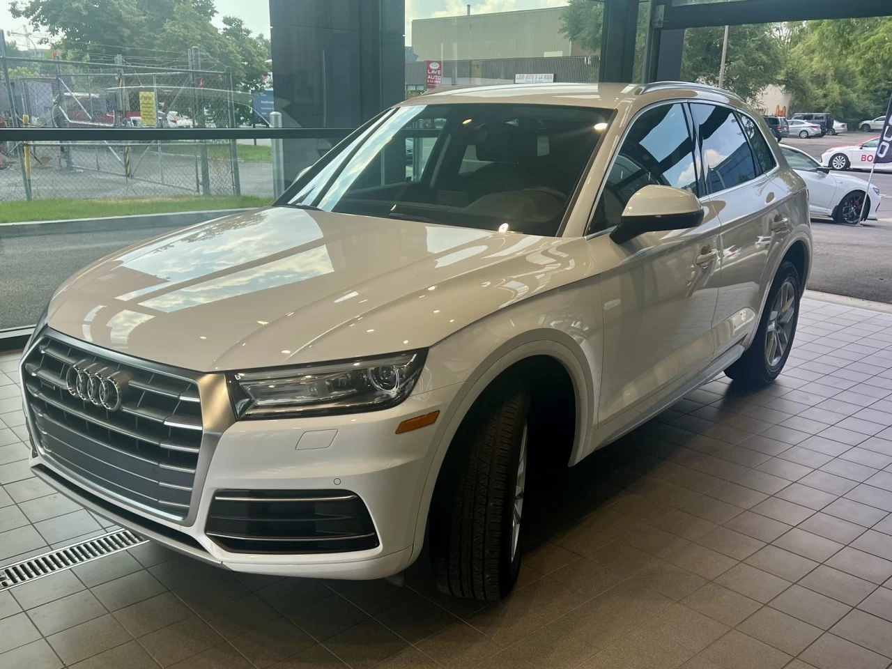 2020 Audi Q5 Komfort https://www.acuramontrealcentre.com/resize/b990ff35b810a3abc0cc817b2ca24889-1