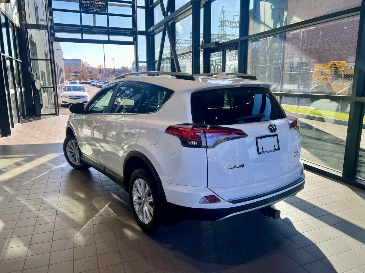 2018 Toyota RAV4 XLE https://www.acuramontrealcentre.com/resize/b990ff35b810a3abc0cc817b2ca24889-1