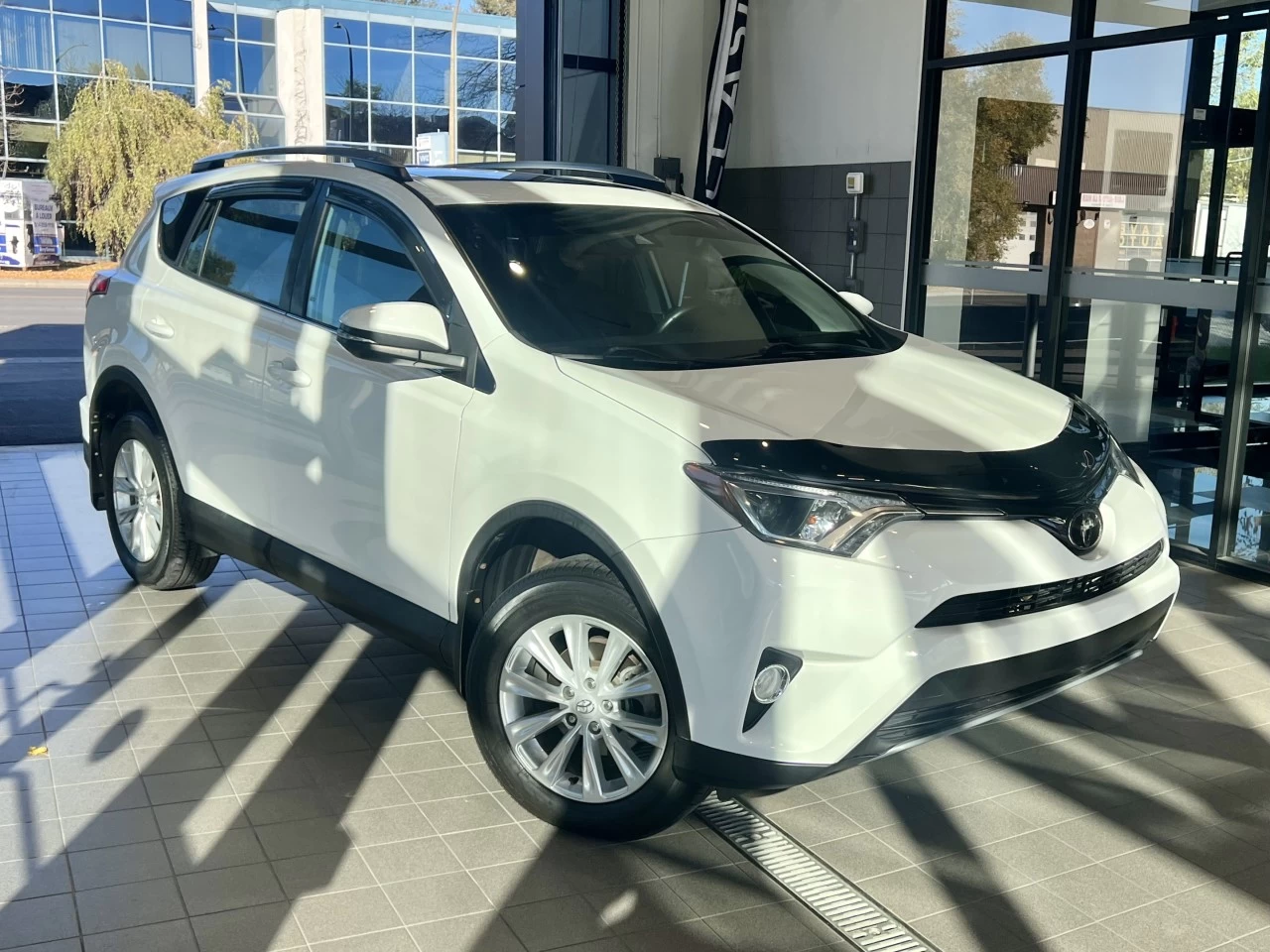 2018 Toyota RAV4 XLE https://www.acuramontrealcentre.com/resize/b990ff35b810a3abc0cc817b2ca24889-1