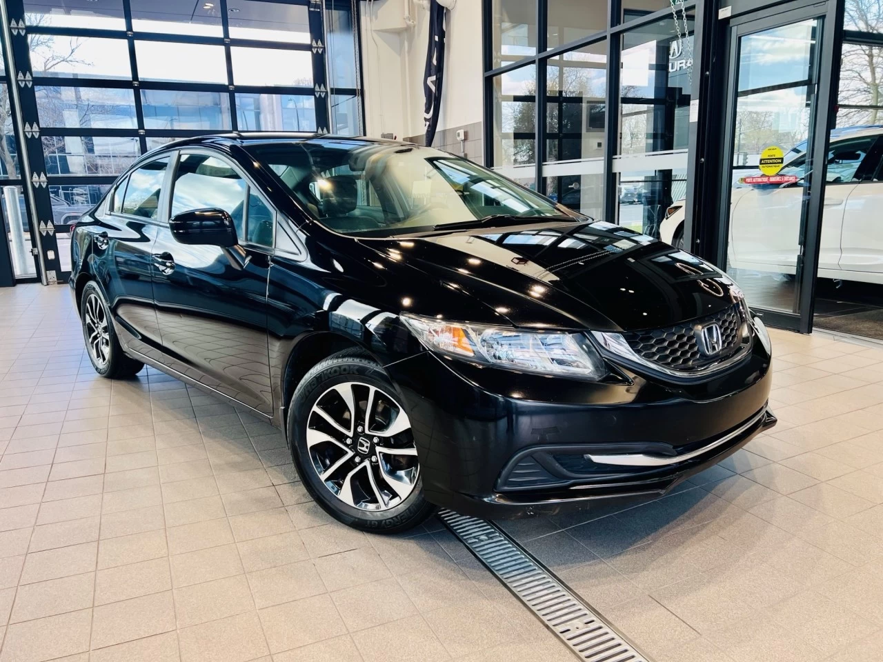 2015 Honda Civic Automatique - A/C https://www.acuramontrealcentre.com/resize/b990ff35b810a3abc0cc817b2ca24889-1