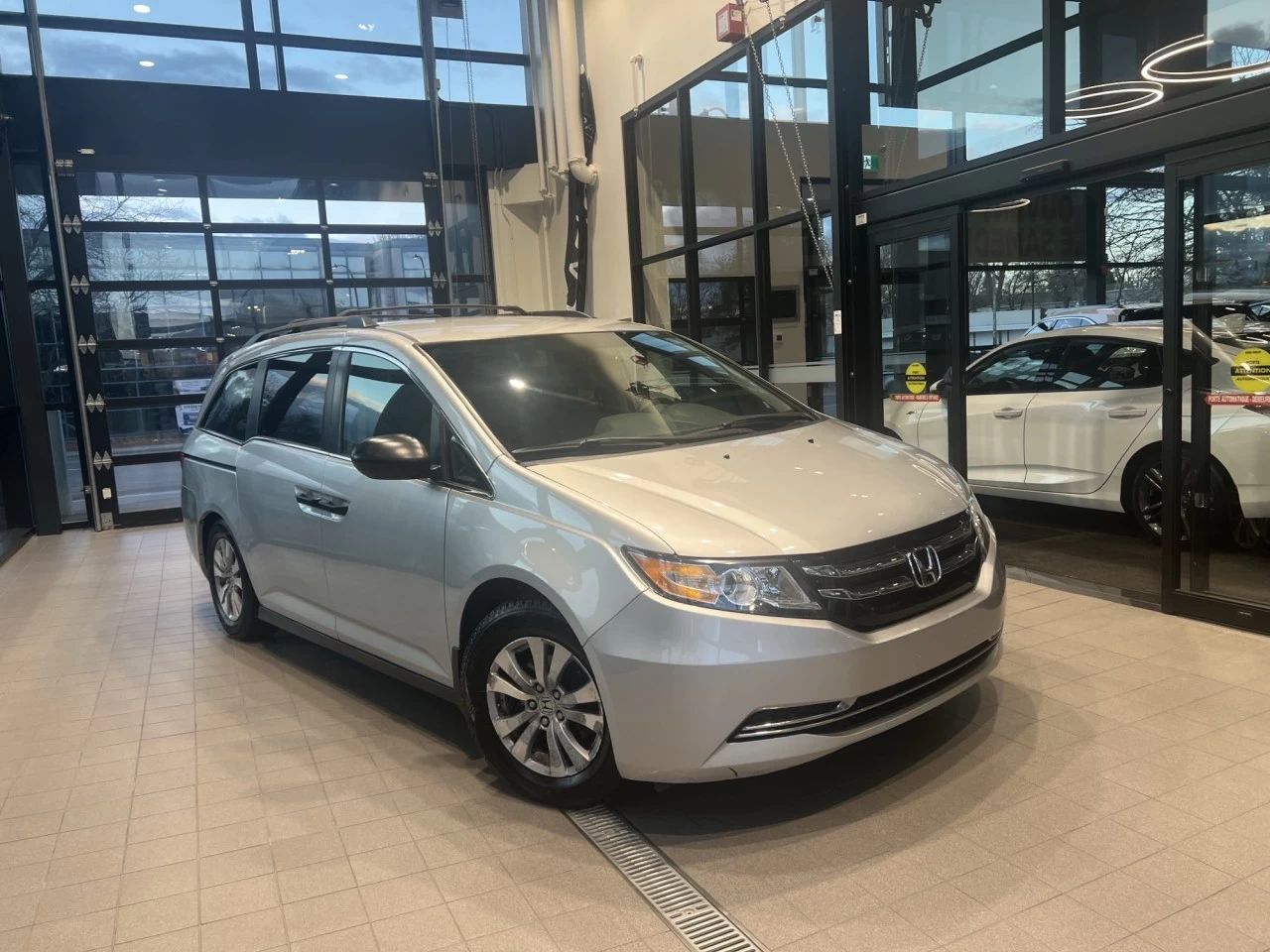 2015 Honda Odyssey SE https://www.acuramontrealcentre.com/resize/b990ff35b810a3abc0cc817b2ca24889-1