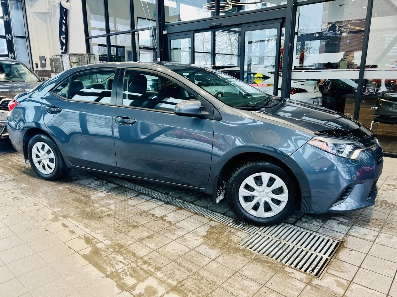 2014 Toyota Corolla LE https://www.acuramontrealcentre.com/resize/b990ff35b810a3abc0cc817b2ca24889-1