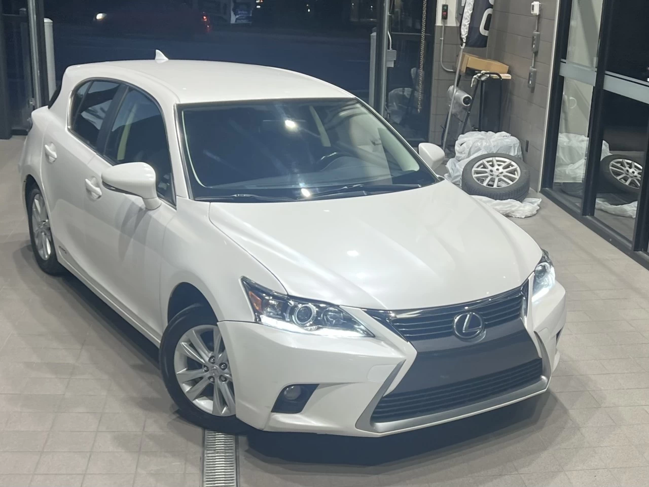 2017 Lexus CT200h FWD 4dr Hybrid https://www.acuramontrealcentre.com/resize/b990ff35b810a3abc0cc817b2ca24889-1