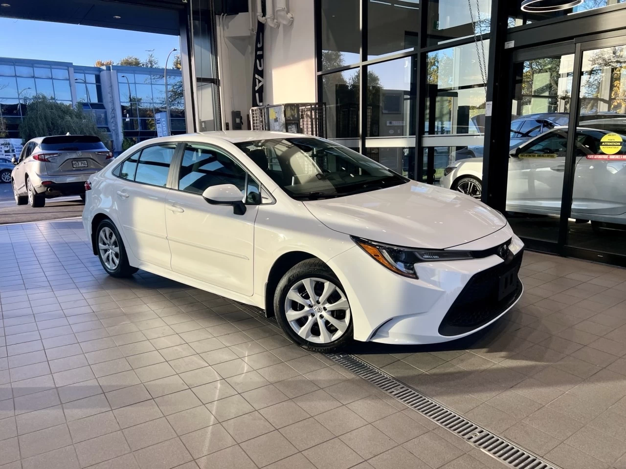 2021 Toyota Corolla LE https://www.acuramontrealcentre.com/resize/b990ff35b810a3abc0cc817b2ca24889-1