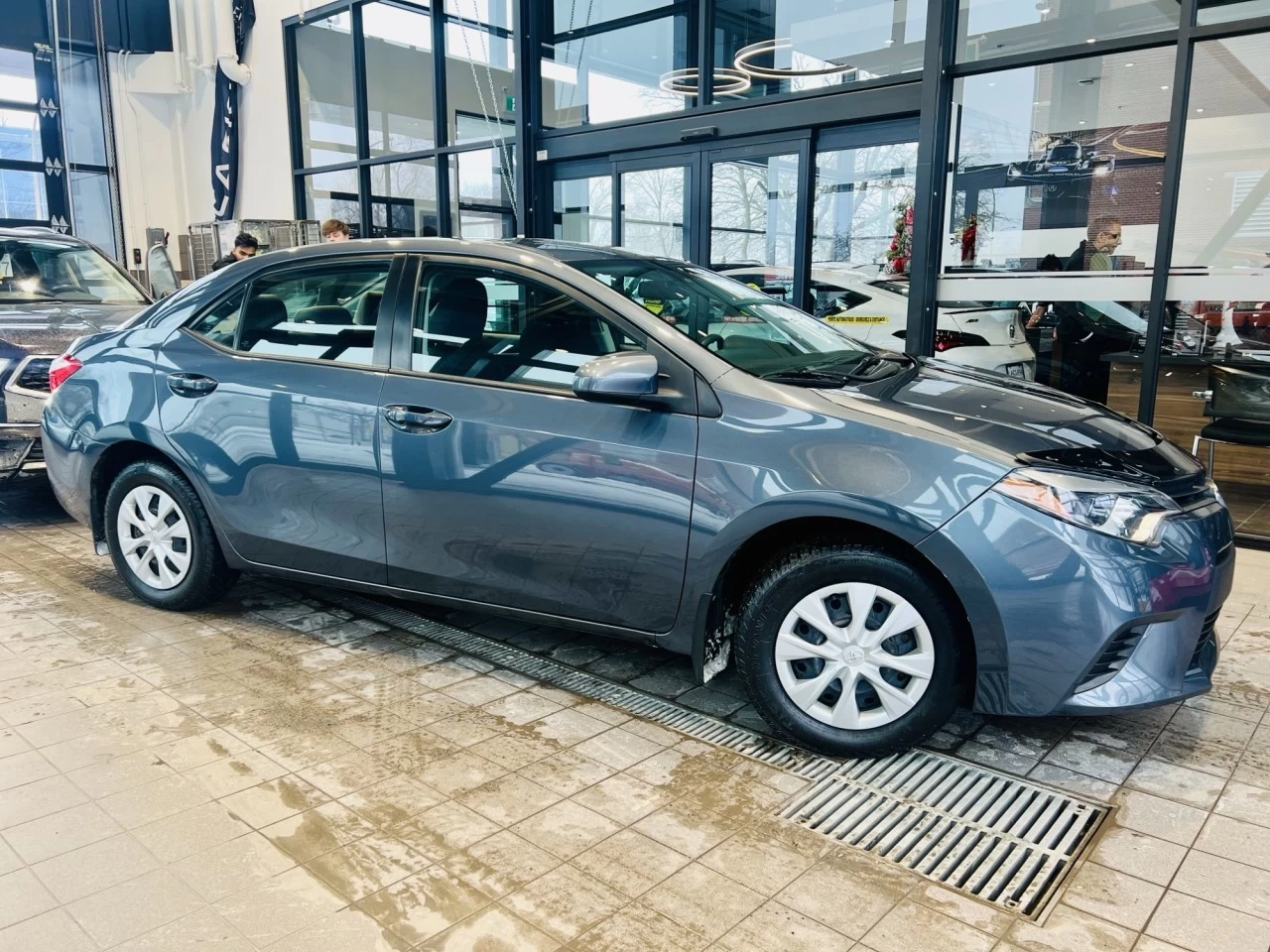 2014 Toyota Corolla LE https://www.acuramontrealcentre.com/resize/b990ff35b810a3abc0cc817b2ca24889-1