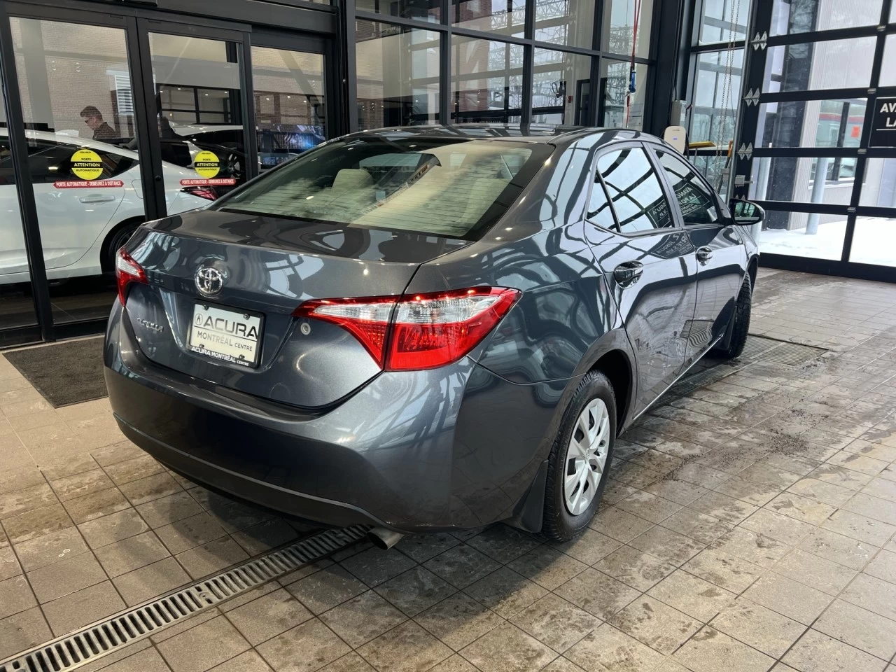 2014 Toyota Corolla LE https://www.acuramontrealcentre.com/resize/b990ff35b810a3abc0cc817b2ca24889-1