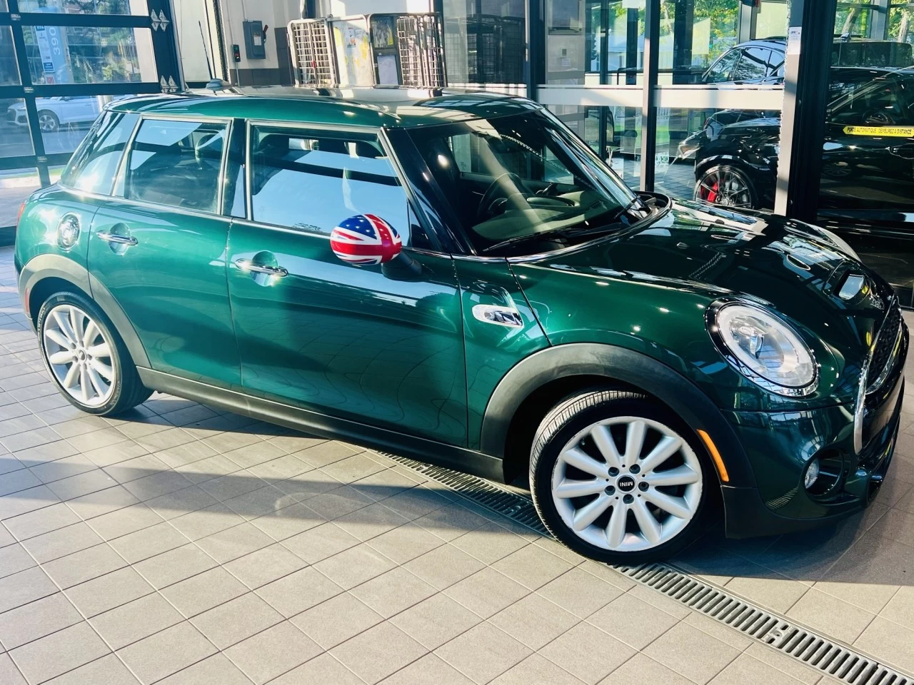 2017 Mini Cooper S - British Racing Green https://www.acuramontrealcentre.com/resize/b990ff35b810a3abc0cc817b2ca24889-1