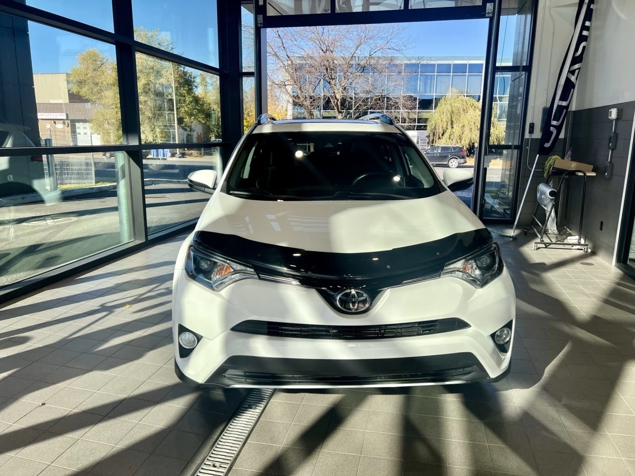 2018 Toyota RAV4 XLE https://www.acuramontrealcentre.com/resize/b990ff35b810a3abc0cc817b2ca24889-1