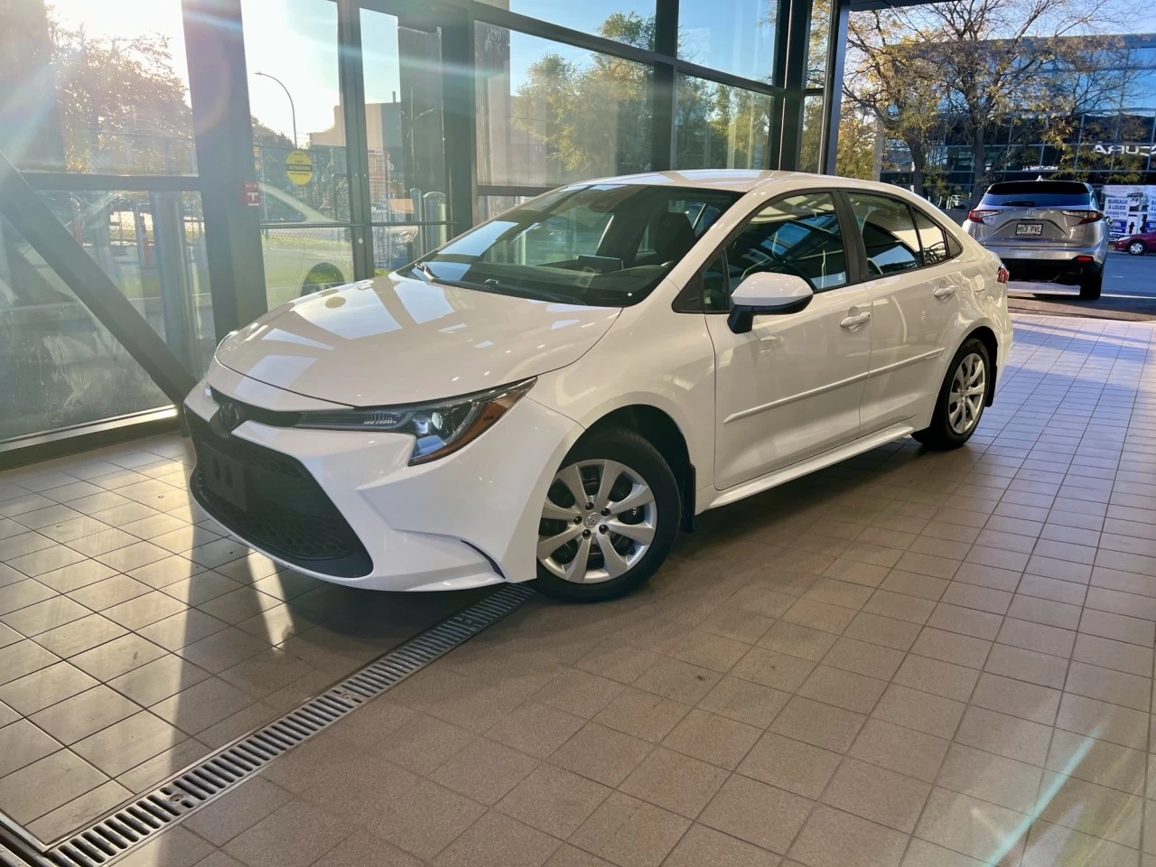 2021 Toyota Corolla LE https://www.acuramontrealcentre.com/resize/b990ff35b810a3abc0cc817b2ca24889-1