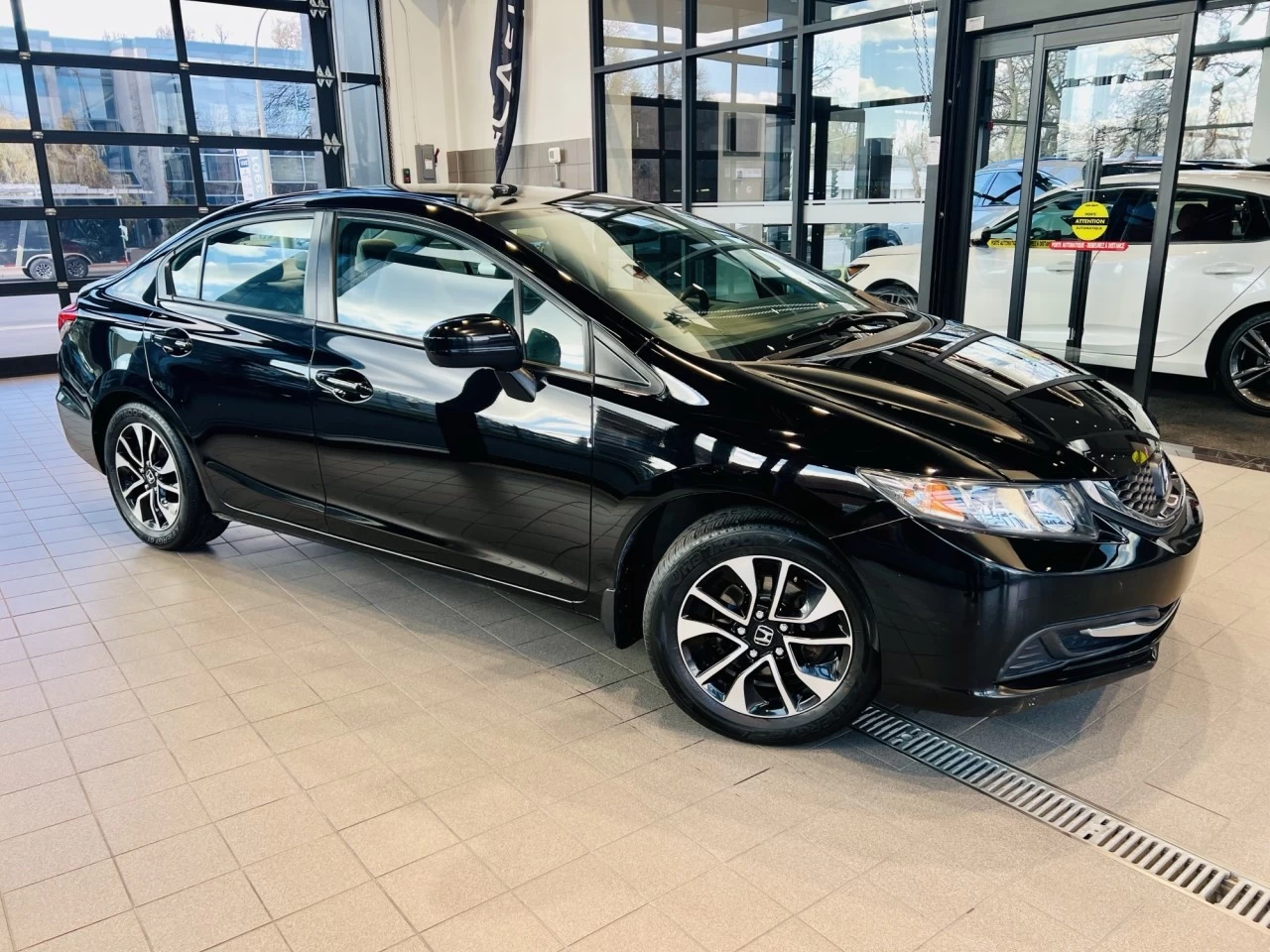 2015 Honda Civic Automatique - A/C https://www.acuramontrealcentre.com/resize/b990ff35b810a3abc0cc817b2ca24889-1