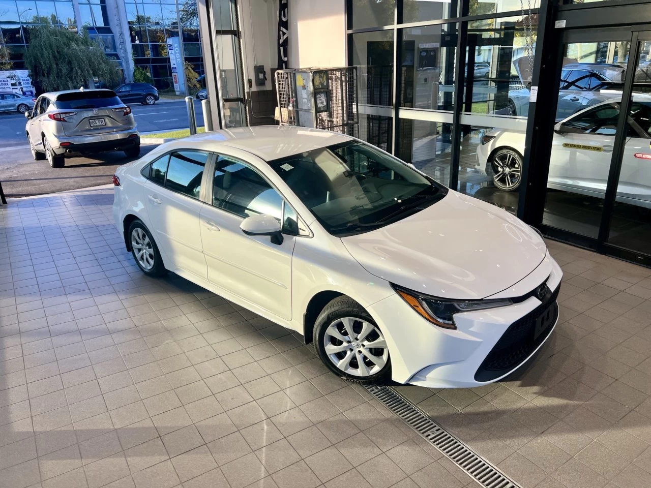 2021 Toyota Corolla LE https://www.acuramontrealcentre.com/resize/b990ff35b810a3abc0cc817b2ca24889-1