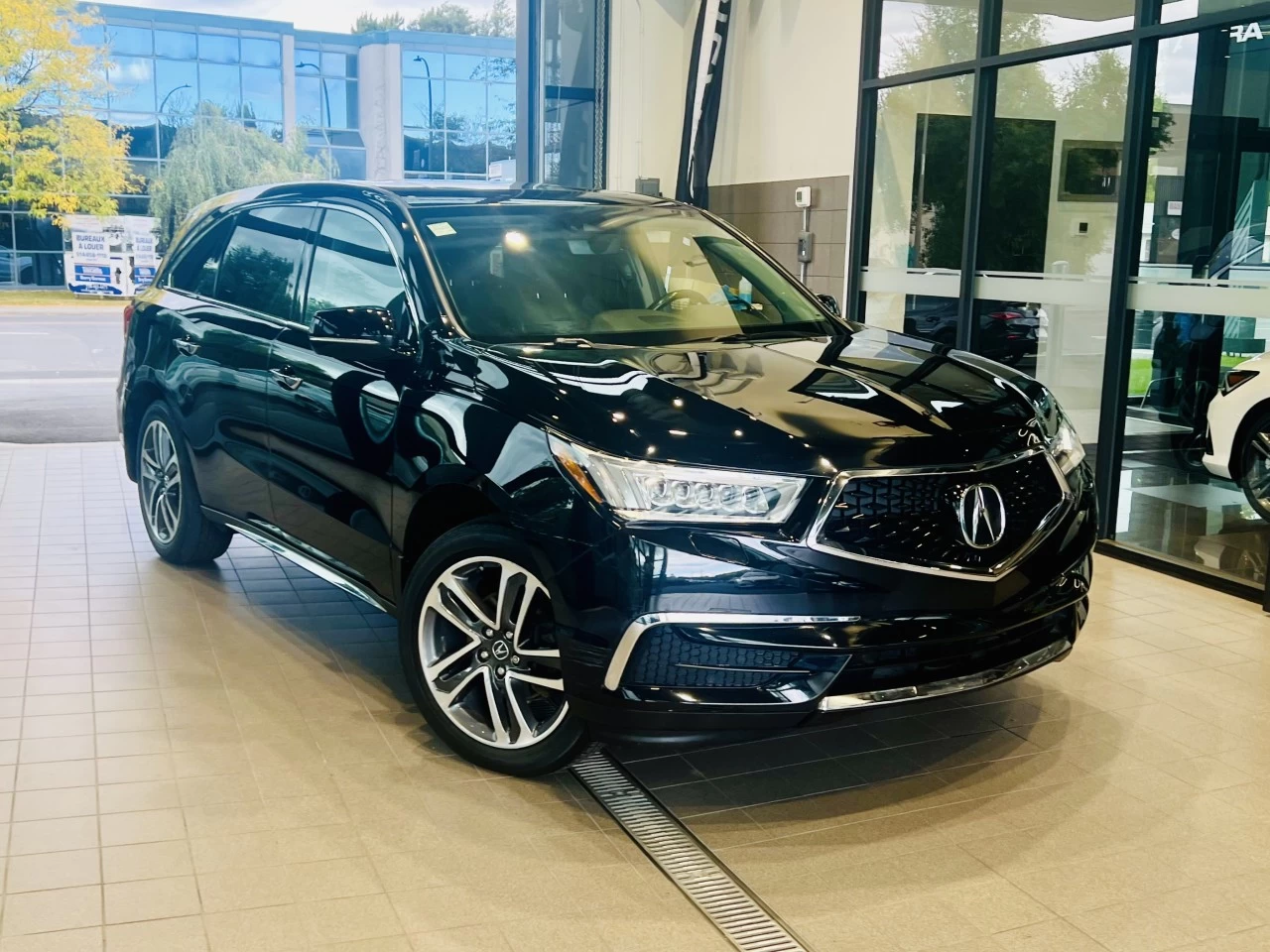 2017 Acura MDX Nav Pkg https://www.acuramontrealcentre.com/resize/b990ff35b810a3abc0cc817b2ca24889-1