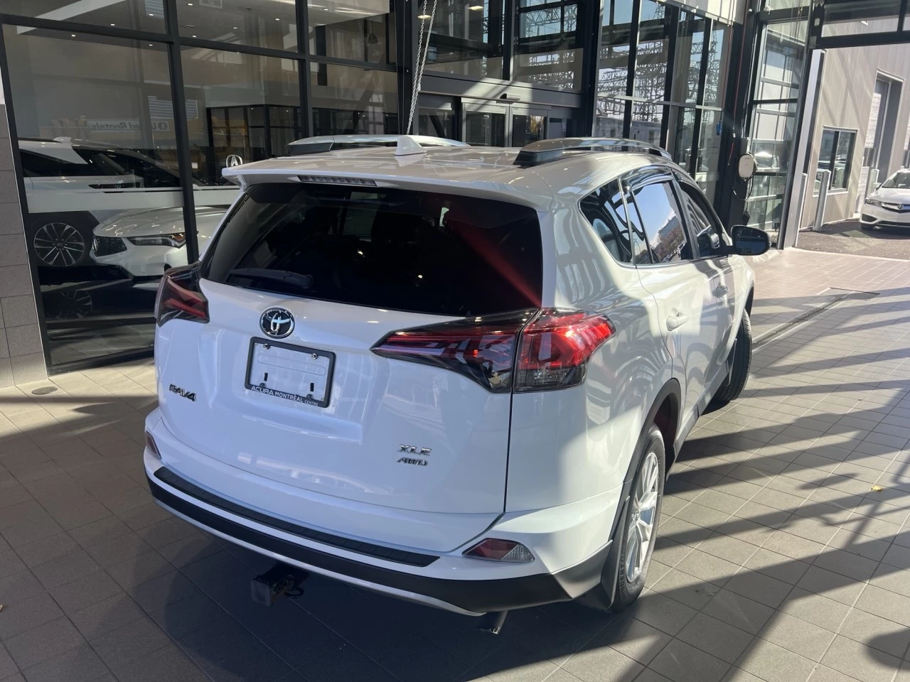 2018 Toyota RAV4 XLE https://www.acuramontrealcentre.com/resize/b990ff35b810a3abc0cc817b2ca24889-1