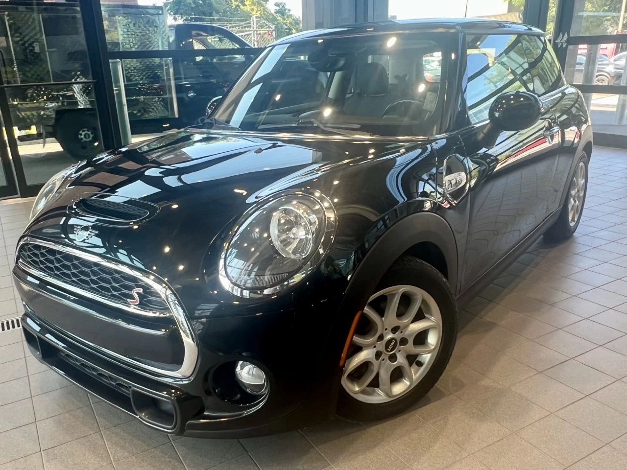 2019 Mini Cooper Cooper S https://www.acuramontrealcentre.com/resize/b990ff35b810a3abc0cc817b2ca24889-1