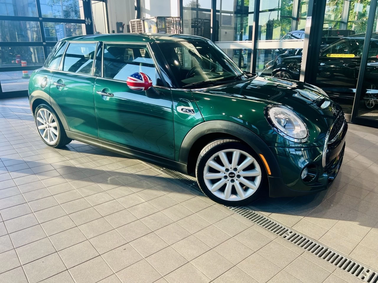 2017 Mini Cooper S - British Racing Green https://www.acuramontrealcentre.com/resize/b990ff35b810a3abc0cc817b2ca24889-1