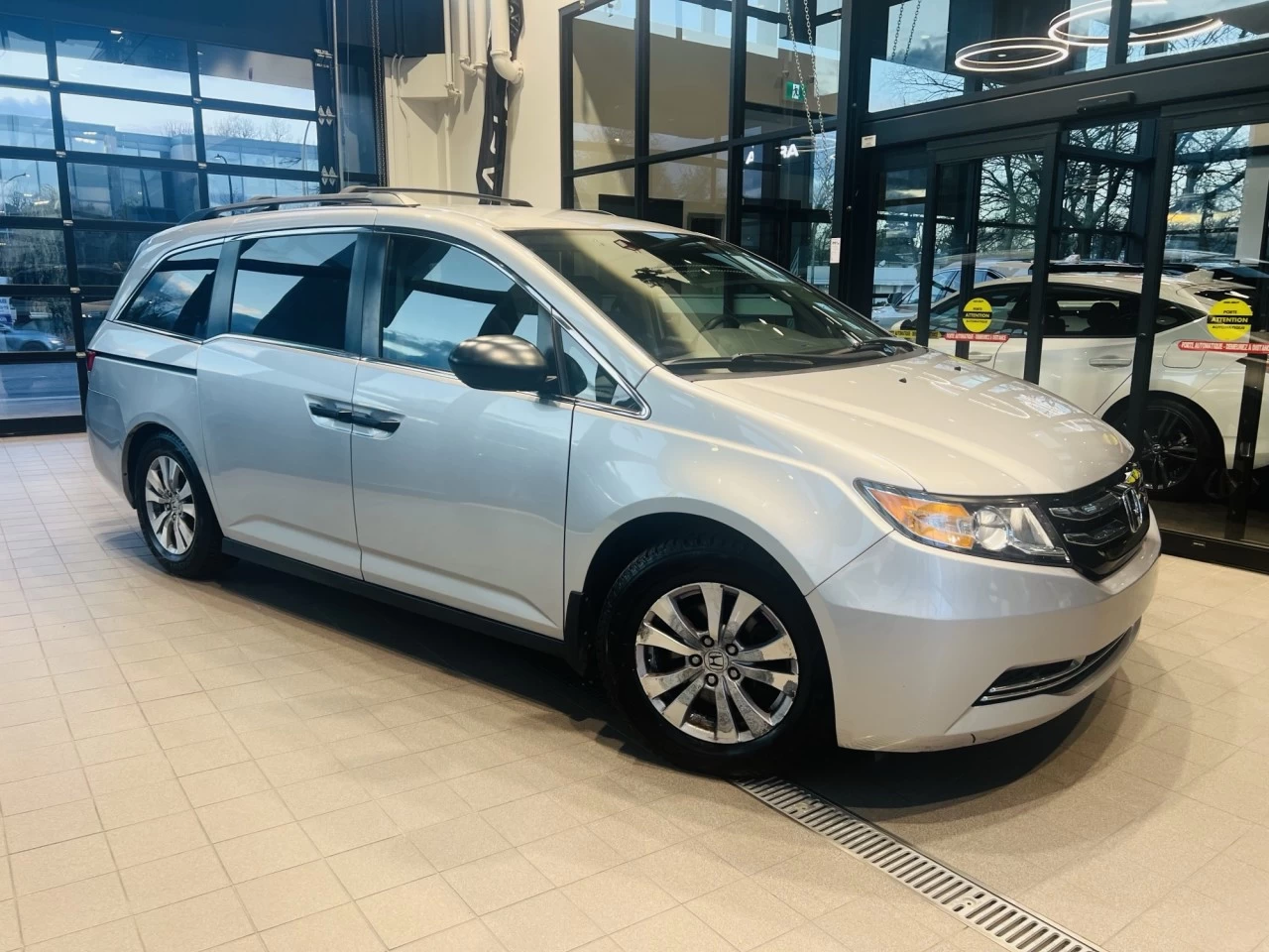 2015 Honda Odyssey SE https://www.acuramontrealcentre.com/resize/b990ff35b810a3abc0cc817b2ca24889-1