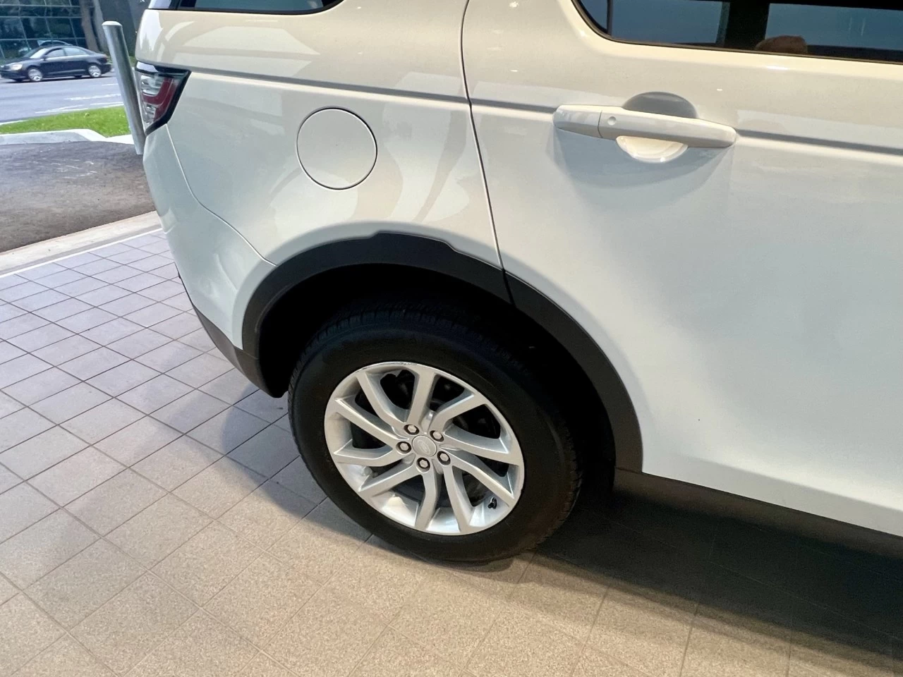 2019 Land Rover Discovery Sport HSE https://www.acuramontrealcentre.com/resize/b990ff35b810a3abc0cc817b2ca24889-1