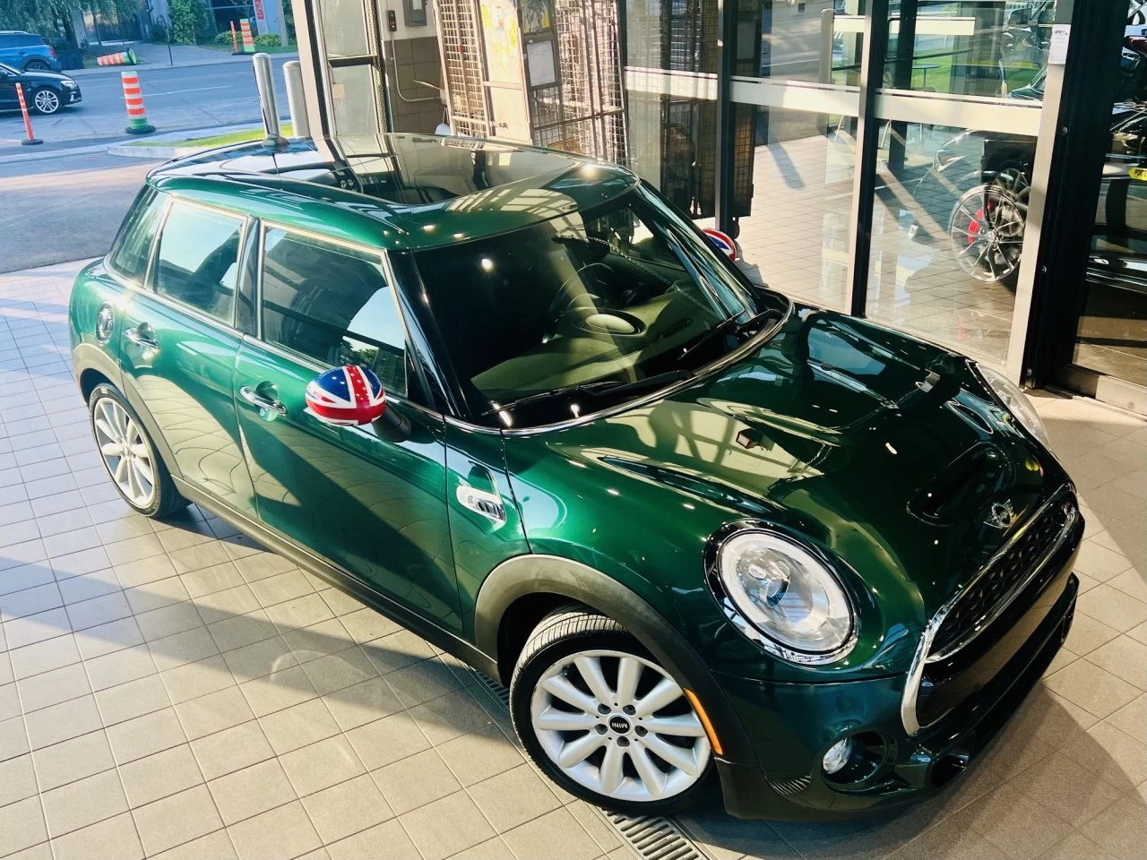 2017 Mini Cooper S - British Racing Green https://www.acuramontrealcentre.com/resize/b990ff35b810a3abc0cc817b2ca24889-1