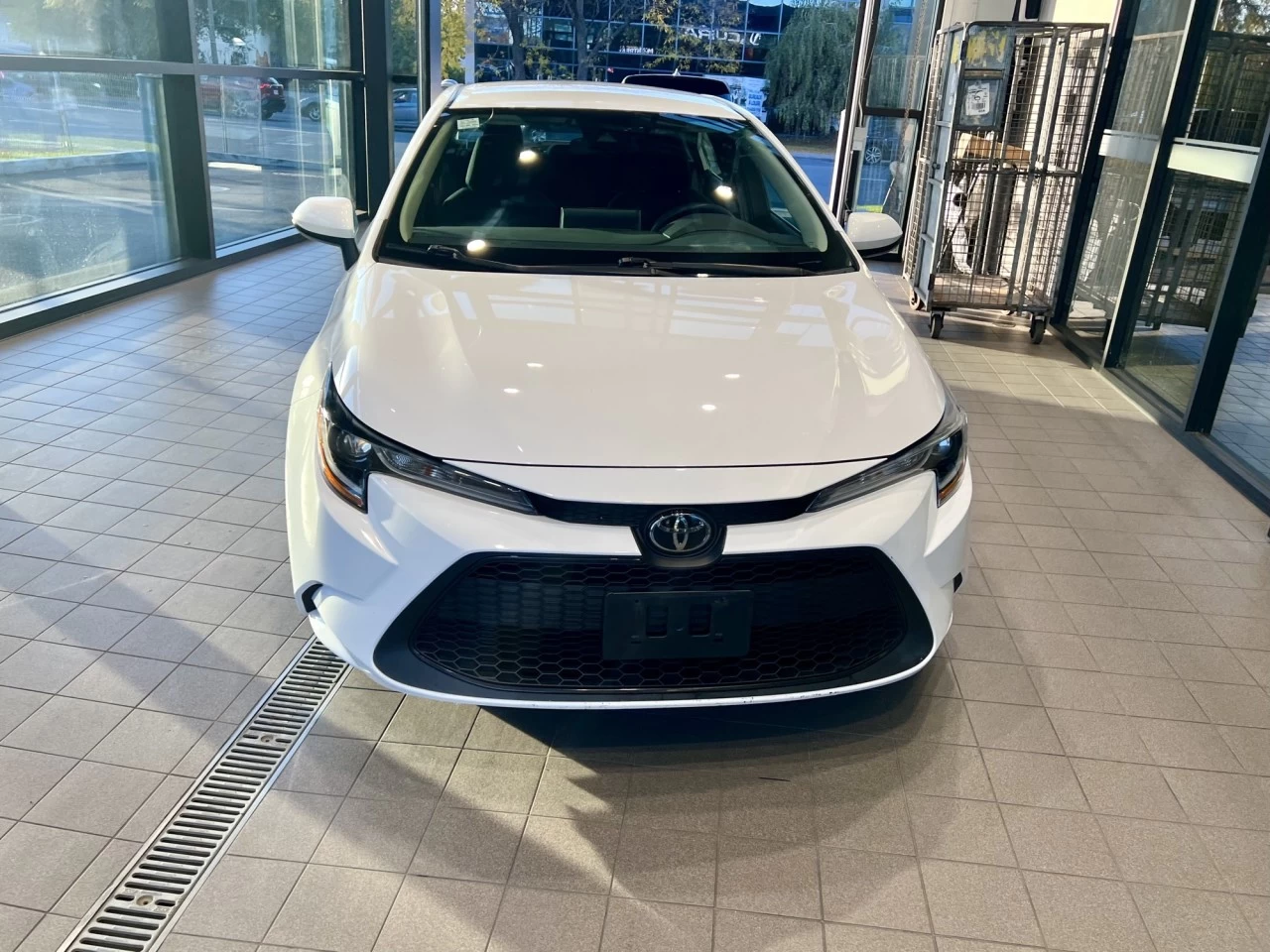 2021 Toyota Corolla LE https://www.acuramontrealcentre.com/resize/b990ff35b810a3abc0cc817b2ca24889-1