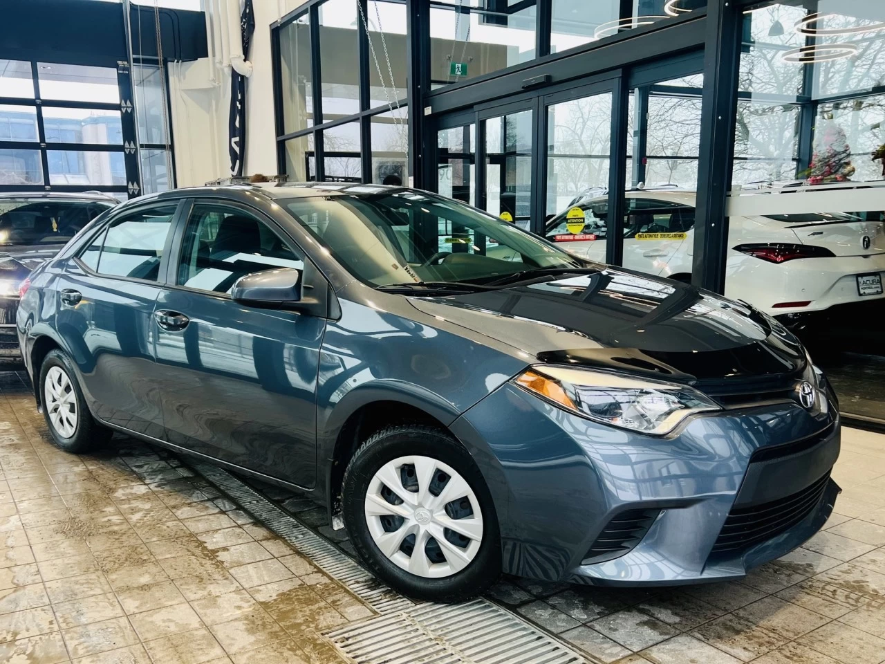 2014 Toyota Corolla LE https://www.acuramontrealcentre.com/resize/b990ff35b810a3abc0cc817b2ca24889-1