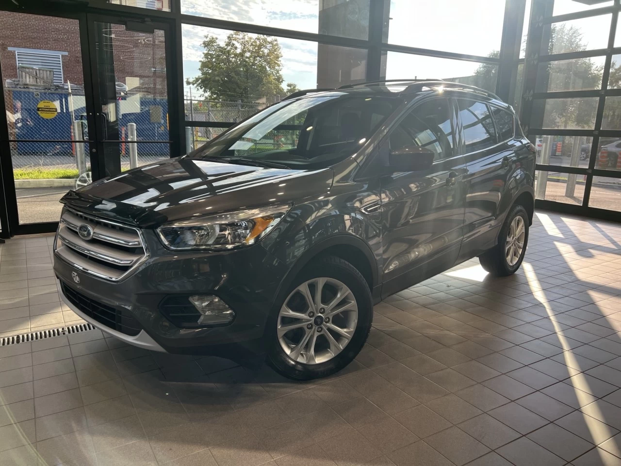 2018 Ford Escape SE https://www.acuramontrealcentre.com/resize/b990ff35b810a3abc0cc817b2ca24889-1