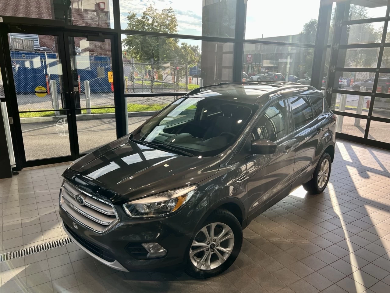 2018 Ford Escape SE https://www.acuramontrealcentre.com/resize/b990ff35b810a3abc0cc817b2ca24889-1