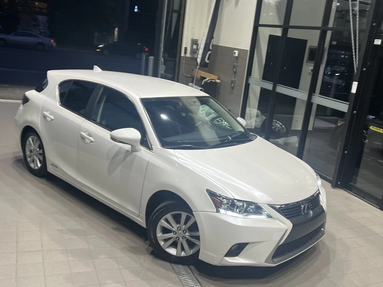 2017 Lexus CT200h FWD 4dr Hybrid https://www.acuramontrealcentre.com/resize/b990ff35b810a3abc0cc817b2ca24889-1