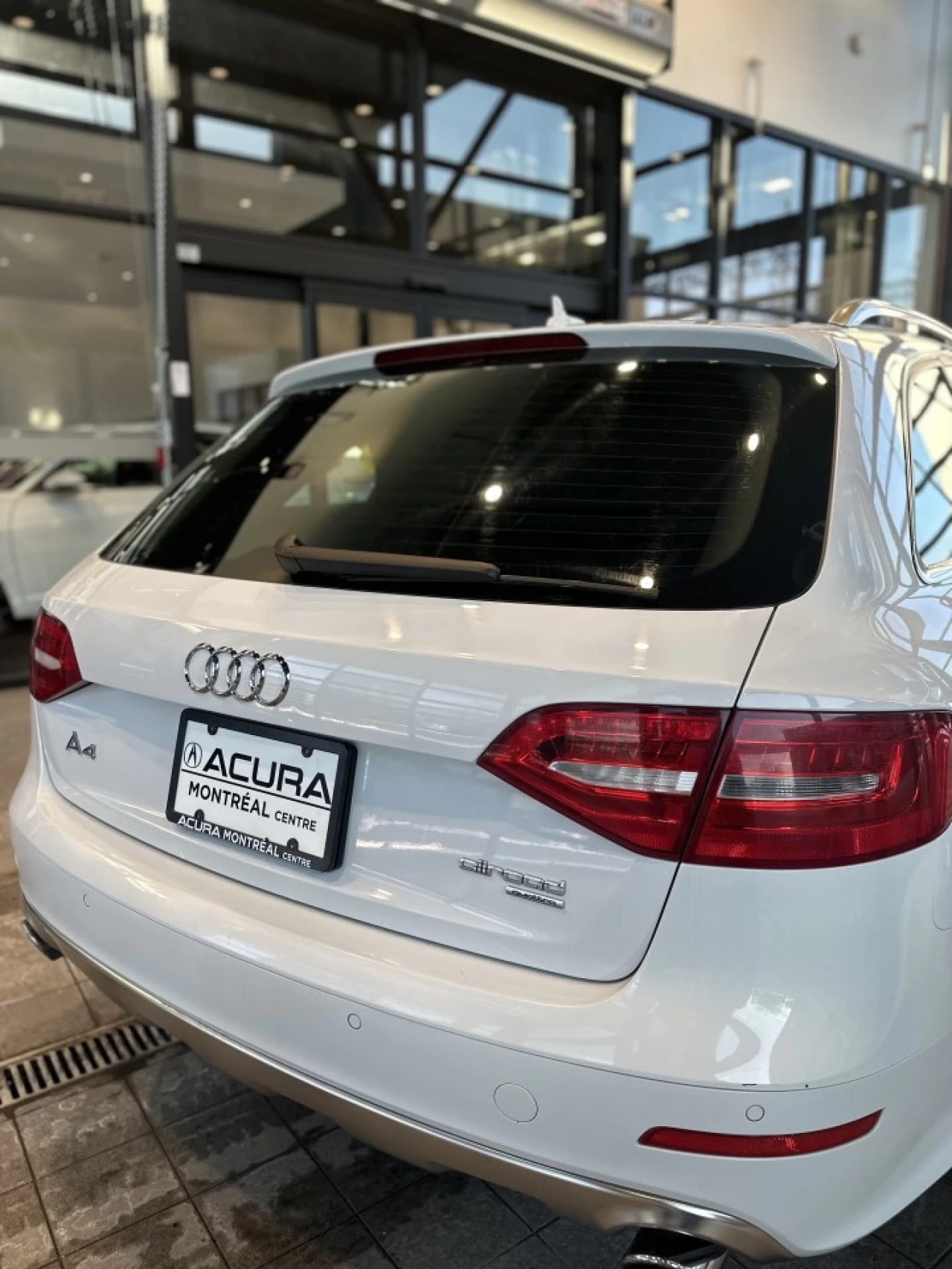 2013 Audi A4 allroad Premium https://www.acuramontrealcentre.com/resize/b990ff35b810a3abc0cc817b2ca24889-1