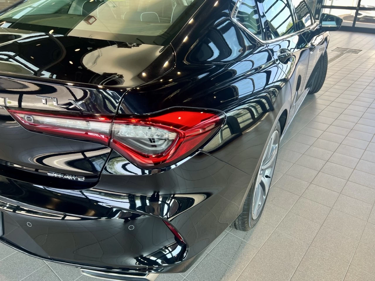 2023 Acura TLX Platinum Elite https://www.acuramontrealcentre.com/resize/b990ff35b810a3abc0cc817b2ca24889-1