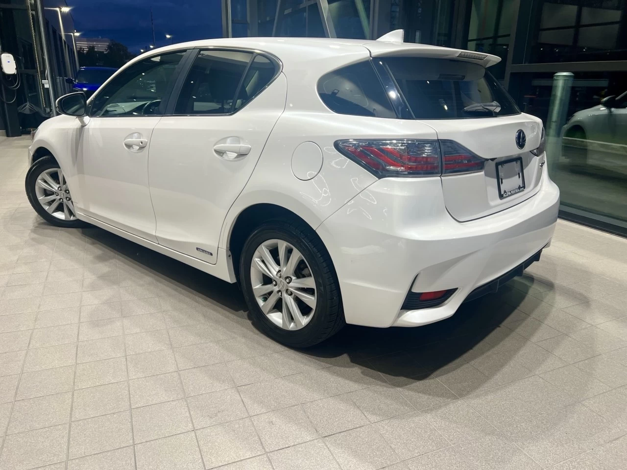 2017 Lexus CT200h FWD 4dr Hybrid https://www.acuramontrealcentre.com/resize/b990ff35b810a3abc0cc817b2ca24889-1