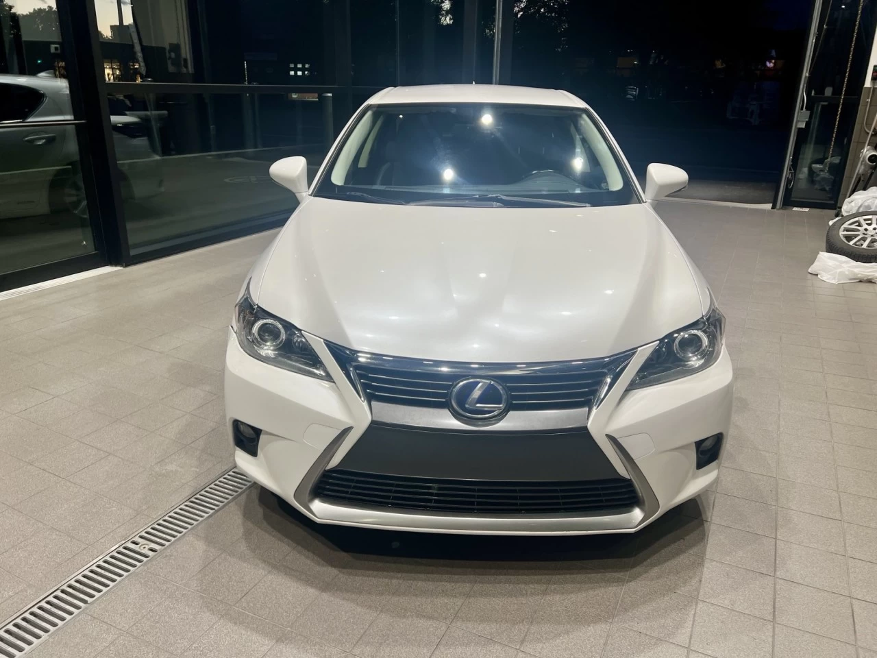 2017 Lexus CT200h FWD 4dr Hybrid https://www.acuramontrealcentre.com/resize/b990ff35b810a3abc0cc817b2ca24889-1