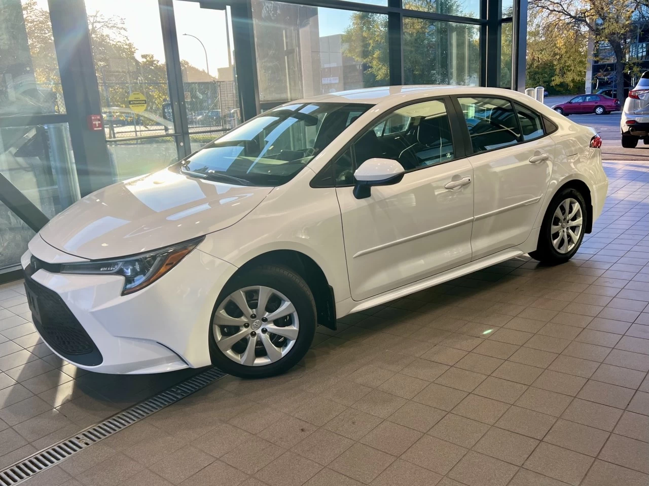 2021 Toyota Corolla LE https://www.acuramontrealcentre.com/resize/b990ff35b810a3abc0cc817b2ca24889-1