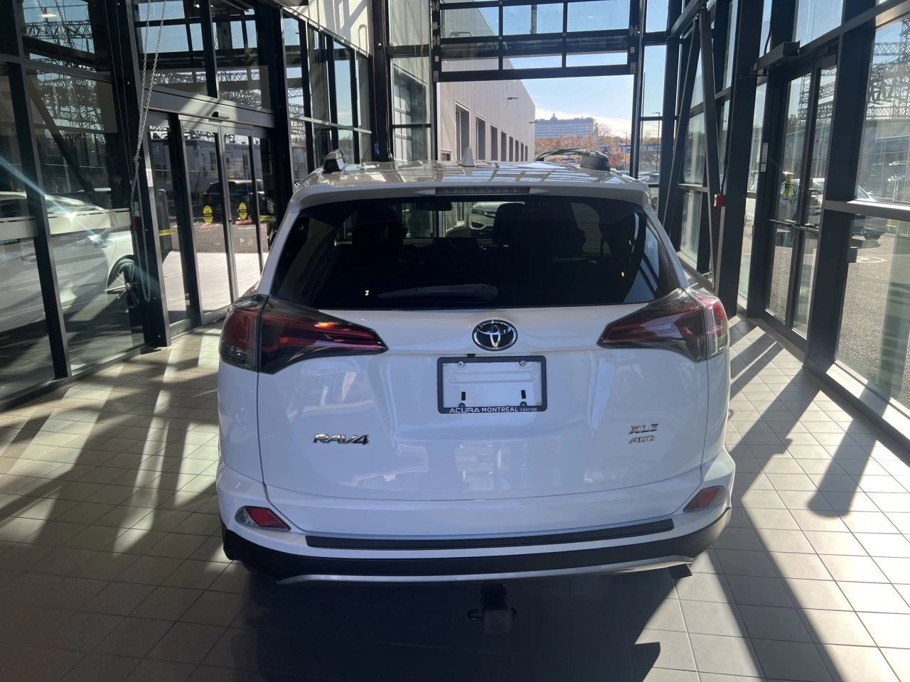 2018 Toyota RAV4 XLE https://www.acuramontrealcentre.com/resize/b990ff35b810a3abc0cc817b2ca24889-1