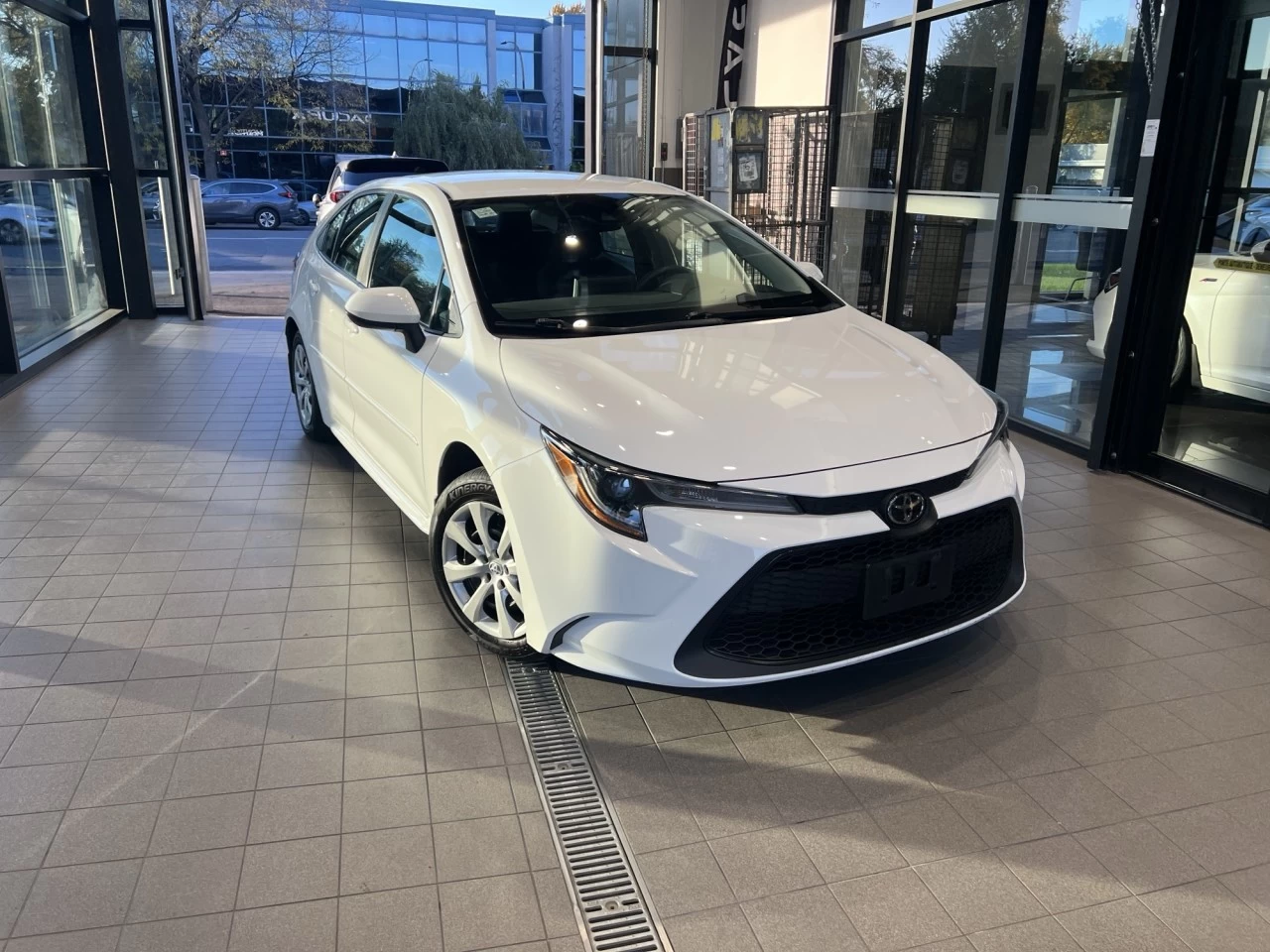 2021 Toyota Corolla LE https://www.acuramontrealcentre.com/resize/b990ff35b810a3abc0cc817b2ca24889-1